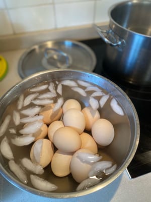 Laissez les œufs bouillir doucement pendant 7 minutes. Transférez-les dans un bain d'eau glacée pour les refroidir. Écalez-les et réservez.