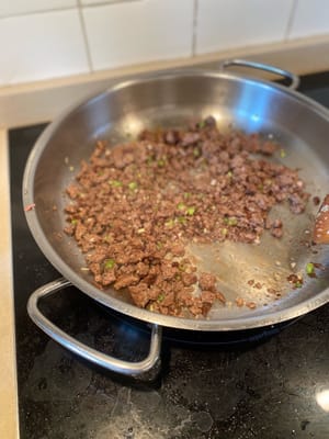 Dans une grande poêle, faire chauffer l’huile à feu moyen-vif. Une fois bien chaude, ajouter le bœuf haché. Étaler et saisir 1 minute ou jusqu’à ce qu’il soit doré. Retourner, émietter le bœuf et cuire 1 à 2 minutes, jusqu’à ce qu’il perde sa teinte rosée.