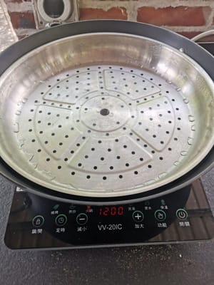 Prepare una olla llena de agua, espere hasta que hierva.