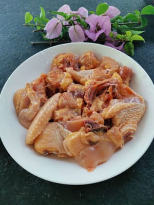 preparar el pollo en un plato