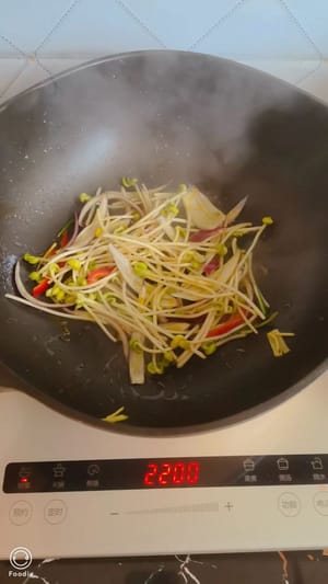 Zwiebeln und Sojasprossen im selben Topf mit Öl eine Minute lang bei starker Hitze anbraten, dann vom Herd nehmen. Nicht zu lange kochen, bis sie zu weich sind.