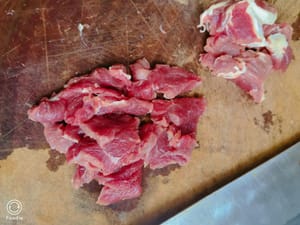 Das Rindfleisch waschen, Sehnen und Häute entfernen und in dünne Scheiben (etwa so dick wie eine Münze) schneiden. Die Rindfleischscheiben kurz mit 5 ml warmem Wasser, 2 g Pfeffer, 1 TL Speisestärke, etwas Zucker, 1 TL heller Sojasauce, 1/2 TL Austernsauce, 1/2 TL Speiseöl und etwas Salz marinieren. 3 bis 4 Minuten ziehen lassen.
