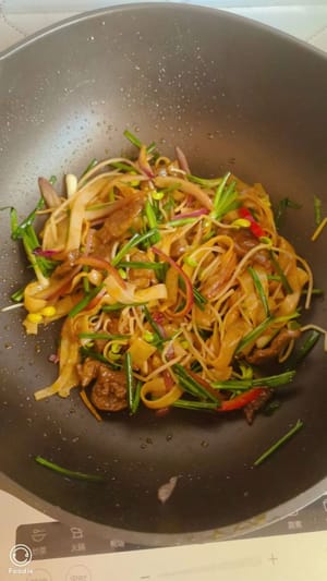 Einige Augenblicke bei starker Hitze unter Rühren anbraten, dann die Hitze abstellen und servieren.