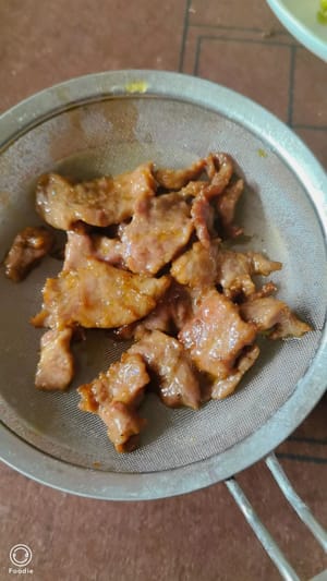 Öl in einem Wok erhitzen, bis es raucht. Die Rindfleischscheiben hinzufügen und unter ständigem Rühren bei starker Hitze anbraten, bis sie zu etwa 60 % gar sind. Aus dem Wok nehmen und beiseitestellen.