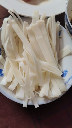 Die zusammenklebenden Reisnudeln trennen und beiseite stellen.