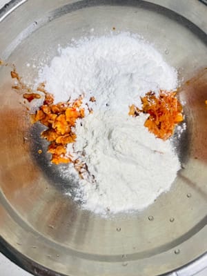 Aggiunta di farina: Versare la fecola di patate e la farina 00 e mescolare prima con le bacchette.