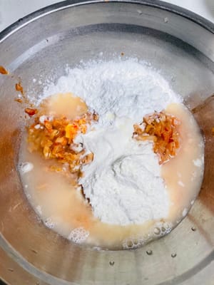 Preparazione della pastella: Versare l'acqua ghiacciata preparata e mescolare fino a ottenere una pastella liscia. Se è troppo densa, aggiungere un po' d'acqua; se è troppo liquida, aggiungere un po' di farina. Regolare la consistenza fino a quando non risulta liscia quando viene prelevata. (NON aggiungere uova!)