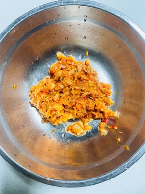 Tritare il kimchi: Tritare il kimchi coreano in piccoli pezzi e metterlo in una ciotola.
