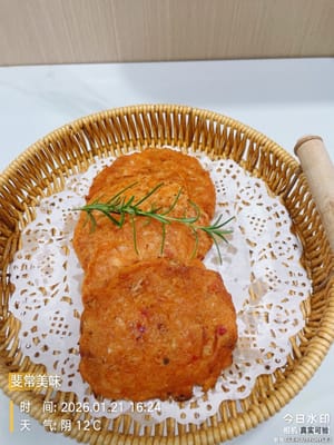 Pronti da mangiare! I pancake al kimchi appena fritti sfrigolavano caldi, dorati e croccanti, con un interno morbido e tenero. Sollevando il telefono per scattare una foto, l'aroma aspro era così invitante che non ho resistito a prenderne un pezzo. Le punte delle dita mi tremavano per il calore e quando l'ho messo in bocca, era così caldo che ansimavo (era davvero caldo 😂). L'esterno croccante e l'interno aspro avevano esattamente lo stesso sapore di quelli che ho mangiato in Corea! Un piatto così semplice e delizioso, non posso credere che non si possa fare!