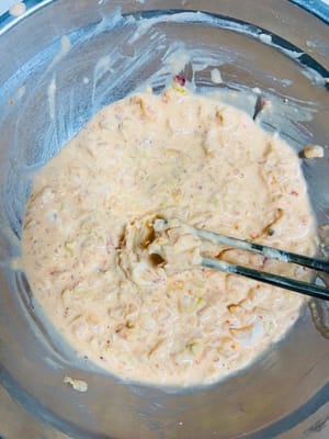 Preparazione della pastella: Versare l'acqua ghiacciata preparata e mescolare fino a ottenere una pastella liscia. Se è troppo densa, aggiungere un po' d'acqua; se è troppo liquida, aggiungere un po' di farina. Regolare la consistenza fino a quando non risulta liscia quando viene prelevata. (NON aggiungere uova!)