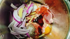 Then add seasoning, onion, ginger, corn starch, oyster sauce, soy sauce, black pepper, spicy red pepper powder, sugar to enhance the flavor, and beat a free-range egg. Finally, pour 15 grams of cooking oil, mix well and marinate for 10 minutes.