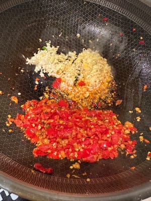 生姜とニンニクを加えて、味がよく混ざるまで炒めます。