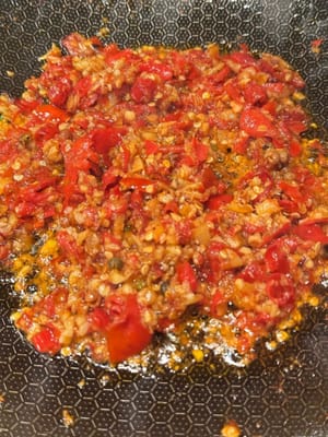 Tambahkan jahe dan bawang putih, lalu tumis hingga bumbu tercampur rata.