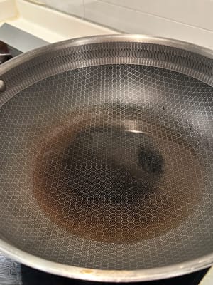 熱したフライパンに適量の油をひき、魚を半身揚げします。ネギと生姜を取り除き、フライパンにそっと移して揚げます。