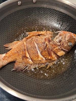 弱火で両面を黄金色になるまで揚げ、置いておきます