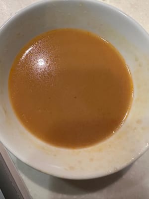 Sementara itu, siapkan jahe, bawang putih, dan daun bawang, serta saus seperti yang ditunjukkan.