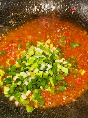 ネギと用意したソースを加えて味付けし、スープにとろみをつける