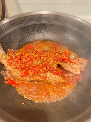 Setelah matang, angkat ikan ke piring saji dan biarkan kuahnya tetap di dalam panci.