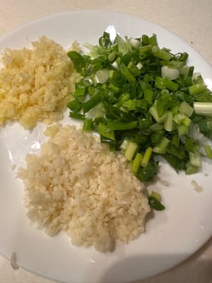 その間に、生姜、ニンニク、ネギ、そして図示のソースを準備します。