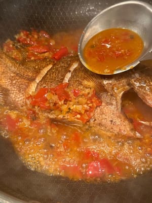 Kemudian masukkan ikan, gunakan sendok untuk menuangkan kuah ke atas ikan secara terus menerus.