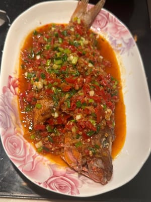 Terakhir, tuangkan sup ke atas ikan dan selesai! Sajikan dan nikmati!