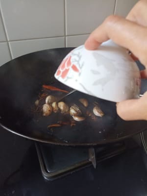 加入酱油、老抽