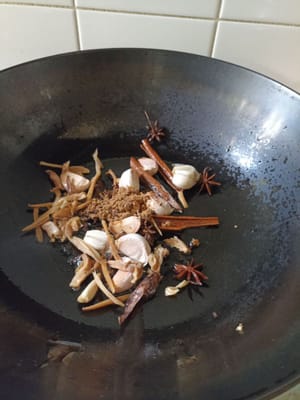 把所有香料炒香