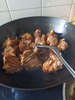 加入炸好的猪腿块，炸至金黄色。