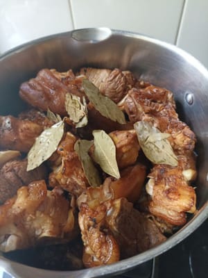将猪蹄放入锅中，加入月桂叶。