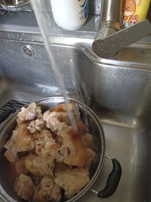 将猪脚滤干，再洗净。