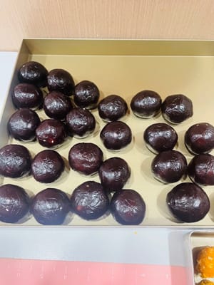 계란 노른자와 돼지고기 소를 팥소로 싸서 찹쌀떡을 만들듯이 만든 후, 나중에 사용하기 위해 공 모양으로 굴립니다.