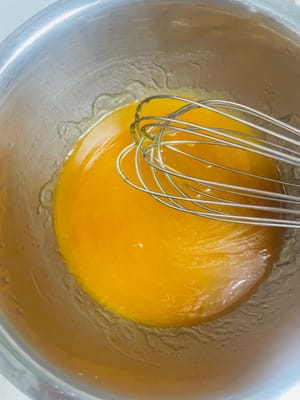 1. 월병 피 만들기: 먼저 그릇에 잿물 8g, 전화당 시럽 220g, 땅콩기름 60g을 붓습니다. 젓가락으로 세게 저어 섞어줍니다.