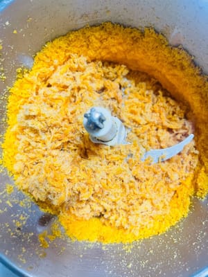 (2) Meat floss
Put the meat floss in a blender and blend until finely chopped. Then mix it with the chopped egg yolks and stir well. Add 20g of cooked sesame seeds for flavor and stir well.