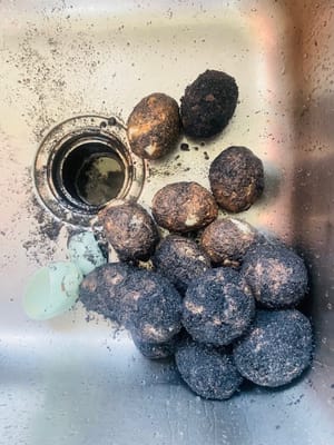 2. Prepare the filling
(1) Salted egg yolk
Wash the salted egg, crack it open, remove the yolk, spray it with some strong liquor, and bake it in the oven at 180°C (no need to preheat) for 6-7 minutes.
If you find it troublesome, you can directly buy ready-made salted egg yolks, which also need to be sprayed with alcohol and baked before use.