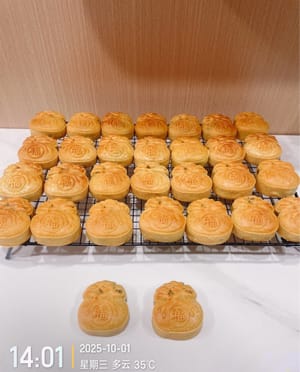 咸蛋黄肉松福袋月饼