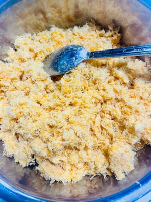 (2) Meat floss
Put the meat floss in a blender and blend until finely chopped. Then mix it with the chopped egg yolks and stir well. Add 20g of cooked sesame seeds for flavor and stir well.