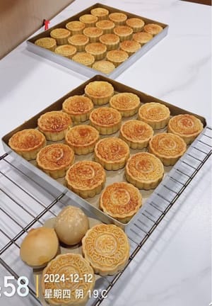 I made a 100g Cantonese-style low-sugar lotus root egg yolk mooncake last year. You can refer to it.
I can make it myself and eat it whenever I want. I also made it in December.