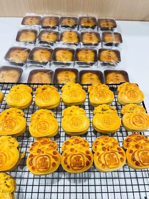 7. 식힌 후 포장합니다.
구운 월병을 식힘망에 옮겨 식힙니다. 베이킹 시트에 그대로 두지 마세요. 바닥에 습기가 생길 수 있습니다.