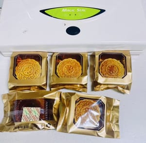 I made a 100g Cantonese-style low-sugar lotus root egg yolk mooncake last year. You can refer to it.
I can make it myself and eat it whenever I want. I also made it in December.
