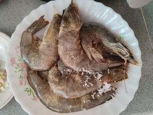 올리브 오일, 소금, 후추로 양념한 마리네이드