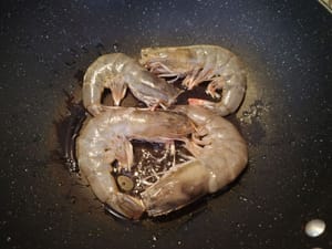 a) 버터 2큰술
b) 새우를 웍에 넣고 익을 때까지 볶습니다.
c) 마늘을 넣고 5분간 더 볶습니다.
d) 하다이 시즈닝 와인(3~4큰술)을 넣습니다.
e) 와인이 증발하면 버터를 넣고 녹을 때까지 볶습니다.
f) 접시에 담아냅니다.