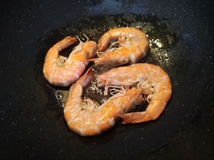 a) 버터 2큰술
b) 새우를 웍에 넣고 익을 때까지 볶습니다.
c) 마늘을 넣고 5분간 더 볶습니다.
d) 하다이 시즈닝 와인(3~4큰술)을 넣습니다.
e) 와인이 증발하면 버터를 넣고 녹을 때까지 볶습니다.
f) 접시에 담아냅니다.