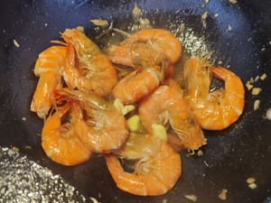 a) 버터 2큰술
b) 새우를 웍에 넣고 익을 때까지 볶습니다.
c) 마늘을 넣고 5분간 더 볶습니다.
d) 하다이 시즈닝 와인(3~4큰술)을 넣습니다.
e) 와인이 증발하면 버터를 넣고 녹을 때까지 볶습니다.
f) 접시에 담아냅니다.