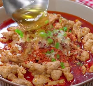 Pour it on the side dishes, add minced garlic, chopped green onion, spicy powder, and pour hot oil to bring out the aroma.