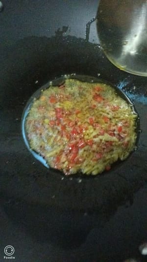 Faites chauffer la poêle avec de l'huile, ajoutez le piment, la pâte d'ail, une cuillère à café de pâte de haricots et la base de la marmite et faites sauter jusqu'à ce que le tout soit parfumé.