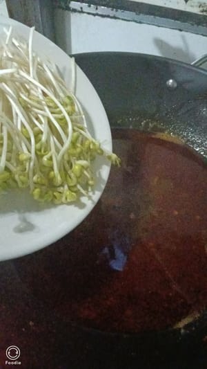 Season with salt, soy sauce, and oyster sauce, and add your favorite side dishes.