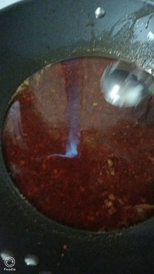 Stir-fry the red oil, add appropriate amount of water, boil and remove the residue.