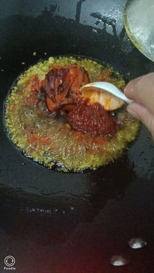 Heat the pan with oil, add the chili pepper, garlic paste, a spoonful of bean paste and hot pot base and stir-fry until fragrant.