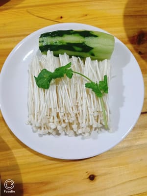 Wash the bean sprouts and cucumber with clean water and set aside. Remove the heads of the enoki mushrooms and wash them and set aside. Tear the bean curd skin into small pieces and set aside.