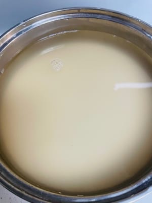 沉淀淀粉水：过滤好的洗面水，找个稳当地方放 6 小时以上，或提前一晚做好放冰箱冷藏沉淀，效果更棒，能让淀粉和水彻底分层。